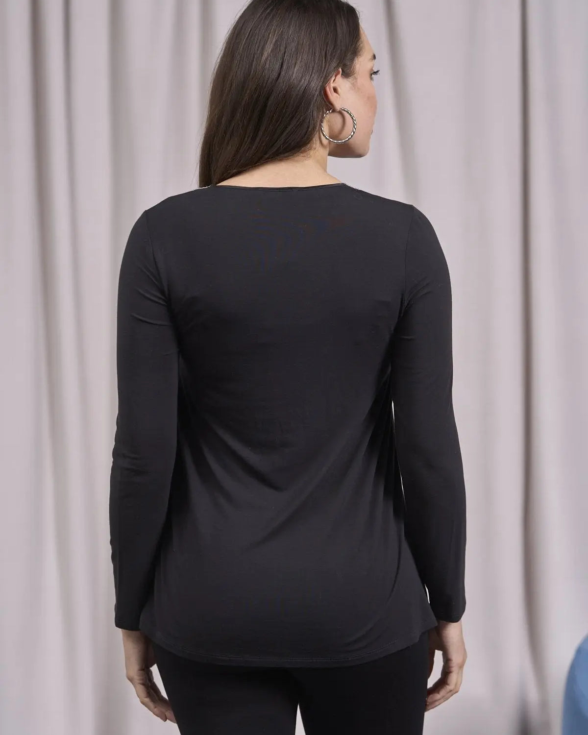 Maglia scollo a V con gioiello e inserto in satin NERO IRONICA