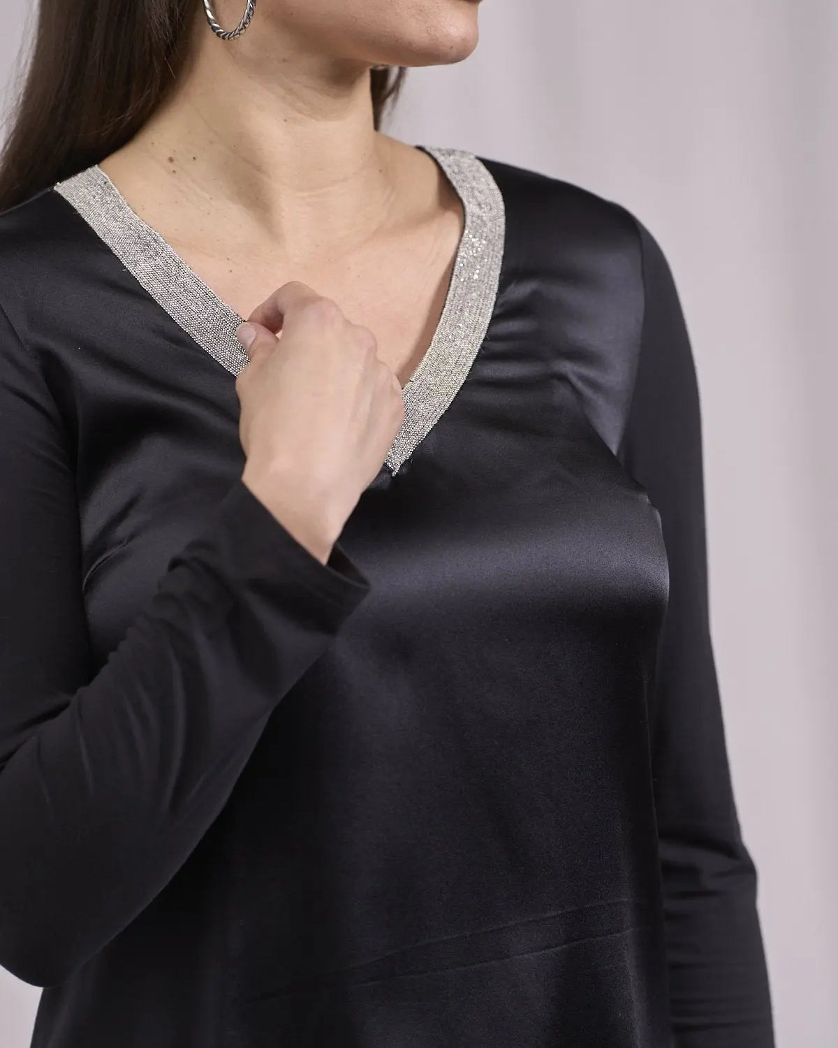 Maglia scollo a V con gioiello e inserto in satin NERO IRONICA