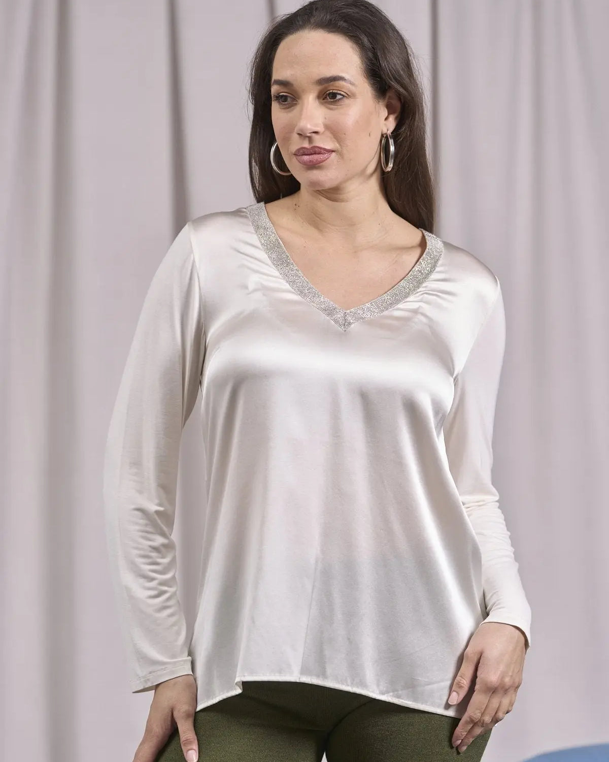 Maglia scollo a V con gioiello e inserto in satin PANNA IRONICA