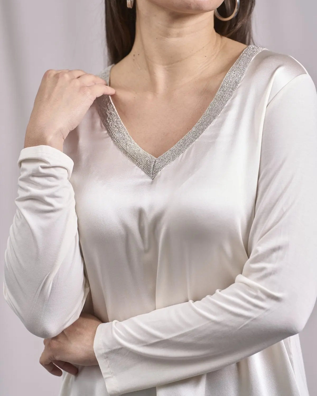 Maglia scollo a V con gioiello e inserto in satin PANNA IRONICA