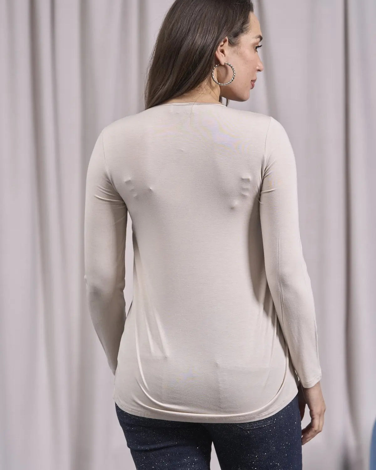 Maglia scollo a V con gioiello e inserto in satin SABBIA IRONICA