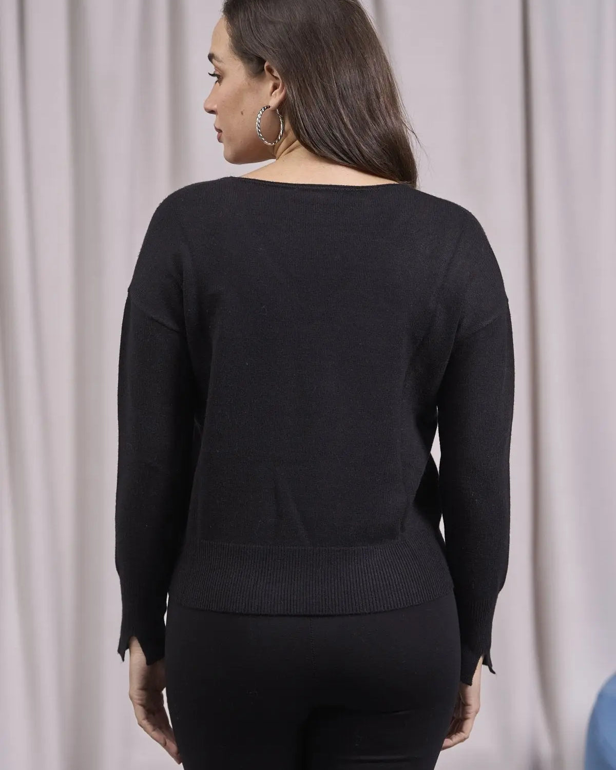 Maglia scollo a V con strass frontali e spacchetti NERO IRONICA