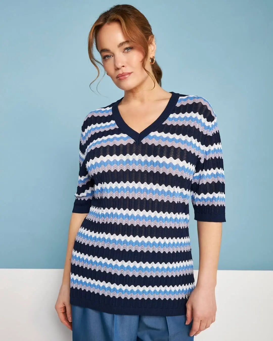 Maglia scollo a V in filato di misto viscosa traforata con motivo chevron BLUE NAVY DORABELLA PIU' XXXL