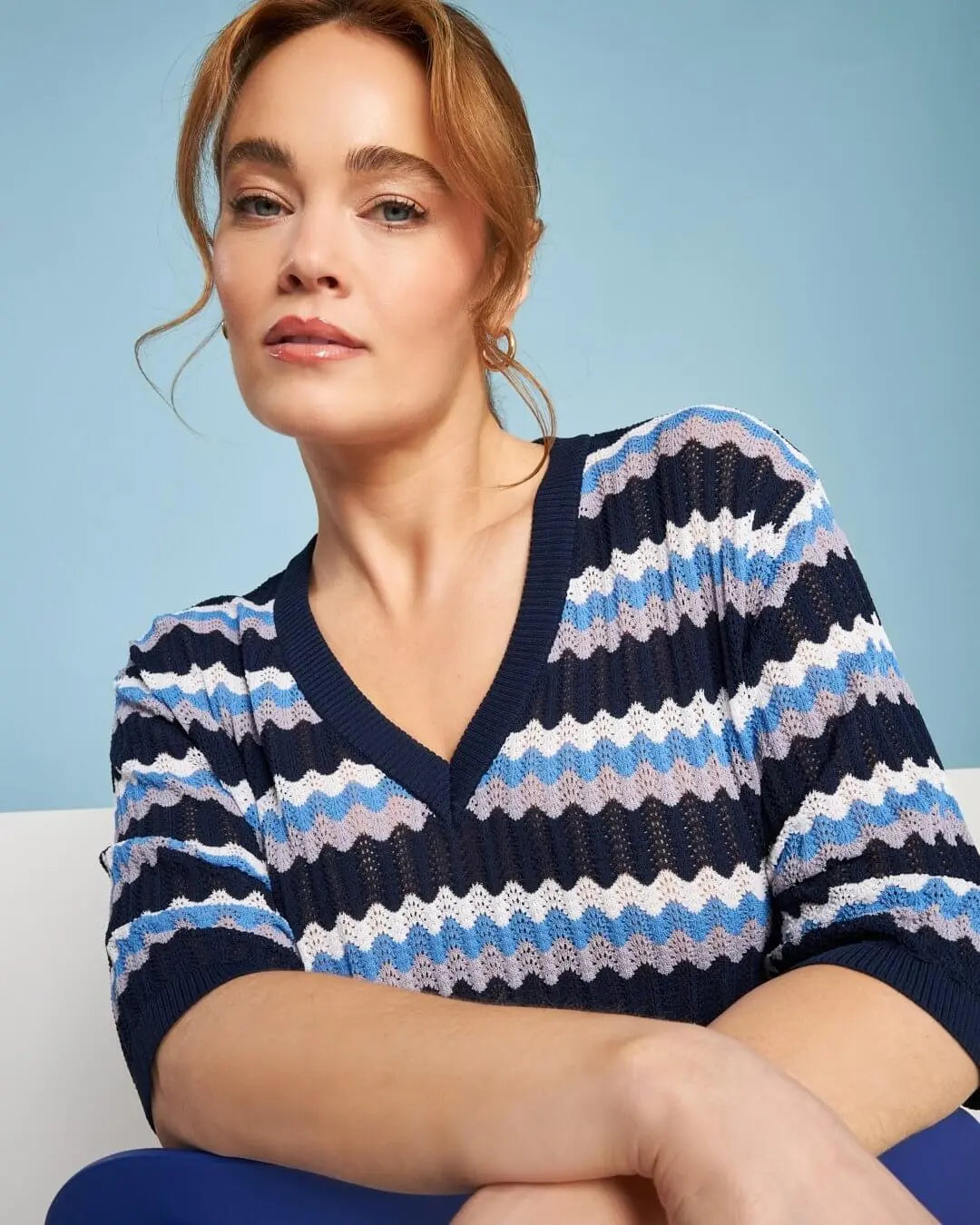 Maglia scollo a V in filato di misto viscosa traforata con motivo chevron BLUE NAVY DORABELLA PIU'