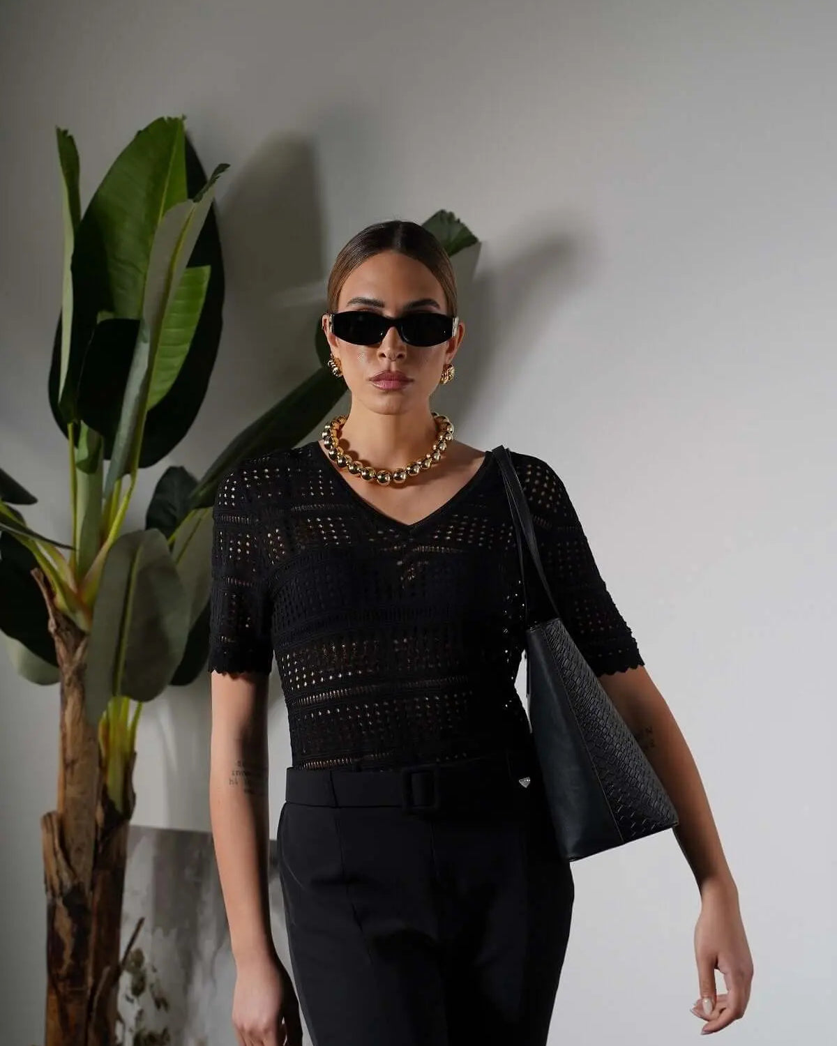 Maglia scollo a V in maglia di misto viscosa pointelle traforata. BLACK DORABELLA