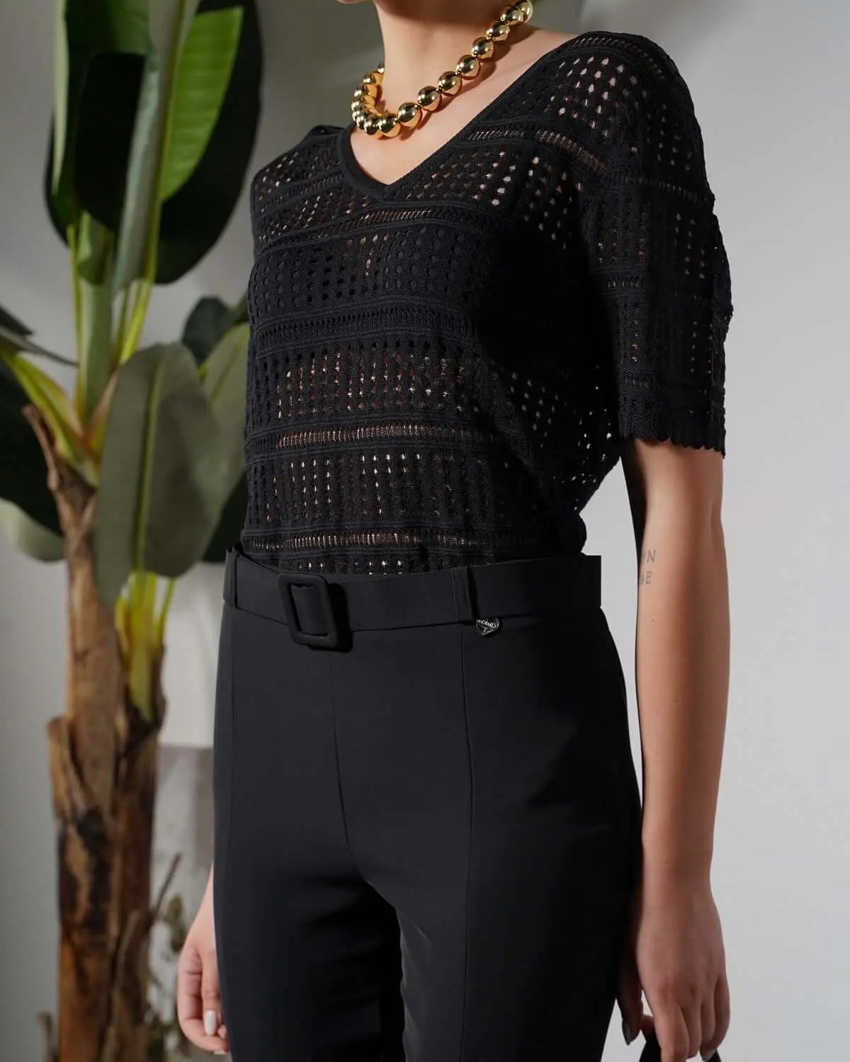 Maglia scollo a V in maglia di misto viscosa pointelle traforata. BLACK DORABELLA