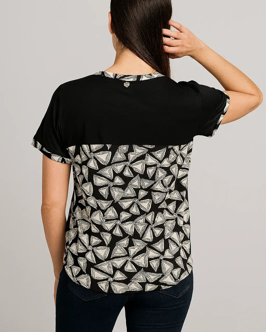 Maglia scollo a "V" con profili fantasia e bottoni DORABELLA PIU'