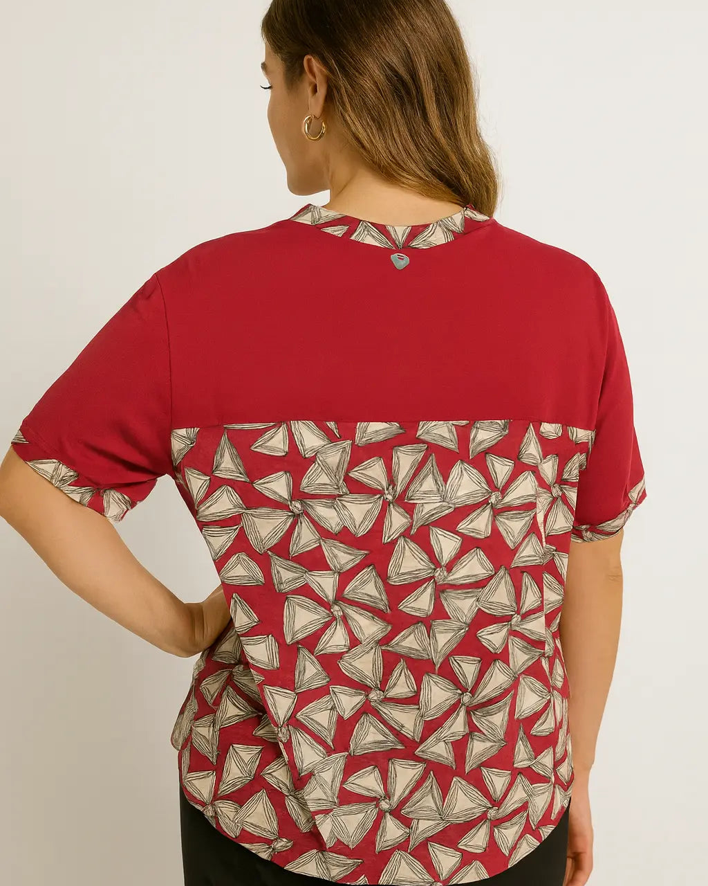 Maglia scollo a "V" con profili fantasia e bottoni DORABELLA PIU'