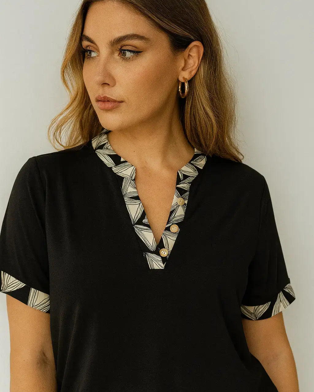 Maglia scollo a "V" con profili fantasia e bottoni DORABELLA PIU'