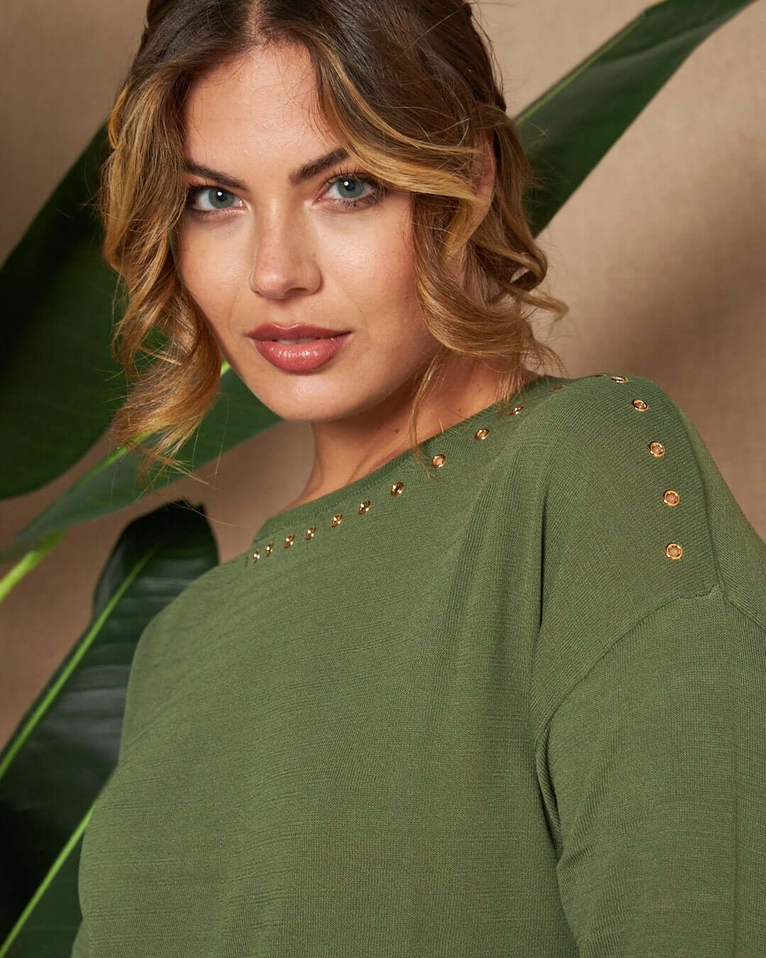 Maglia scollo a barca in filato di misto viscosa con borchie VERDE MILITARE DORABELLA