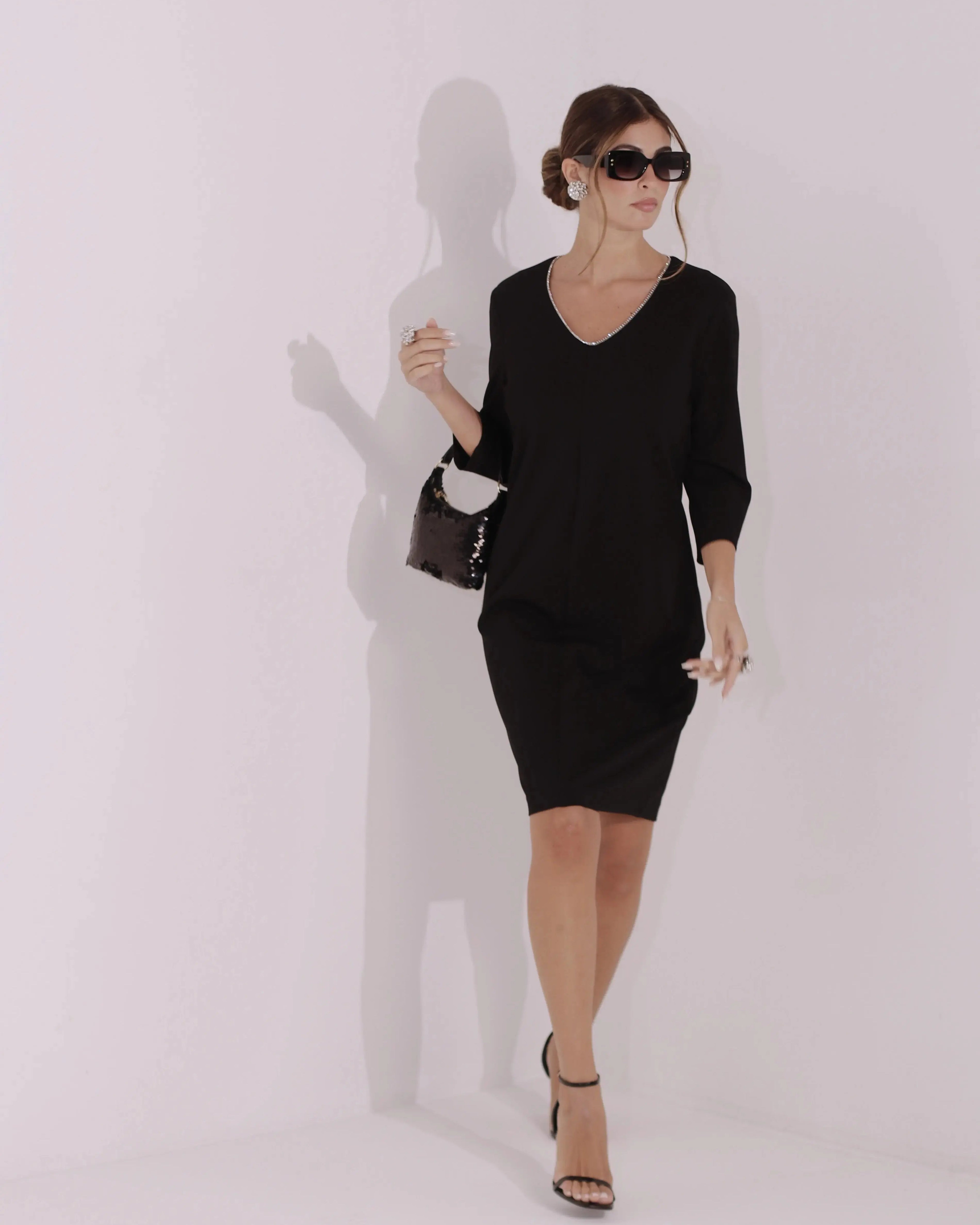 Abito scollo a "V" con ricamo di strass DORABELLA