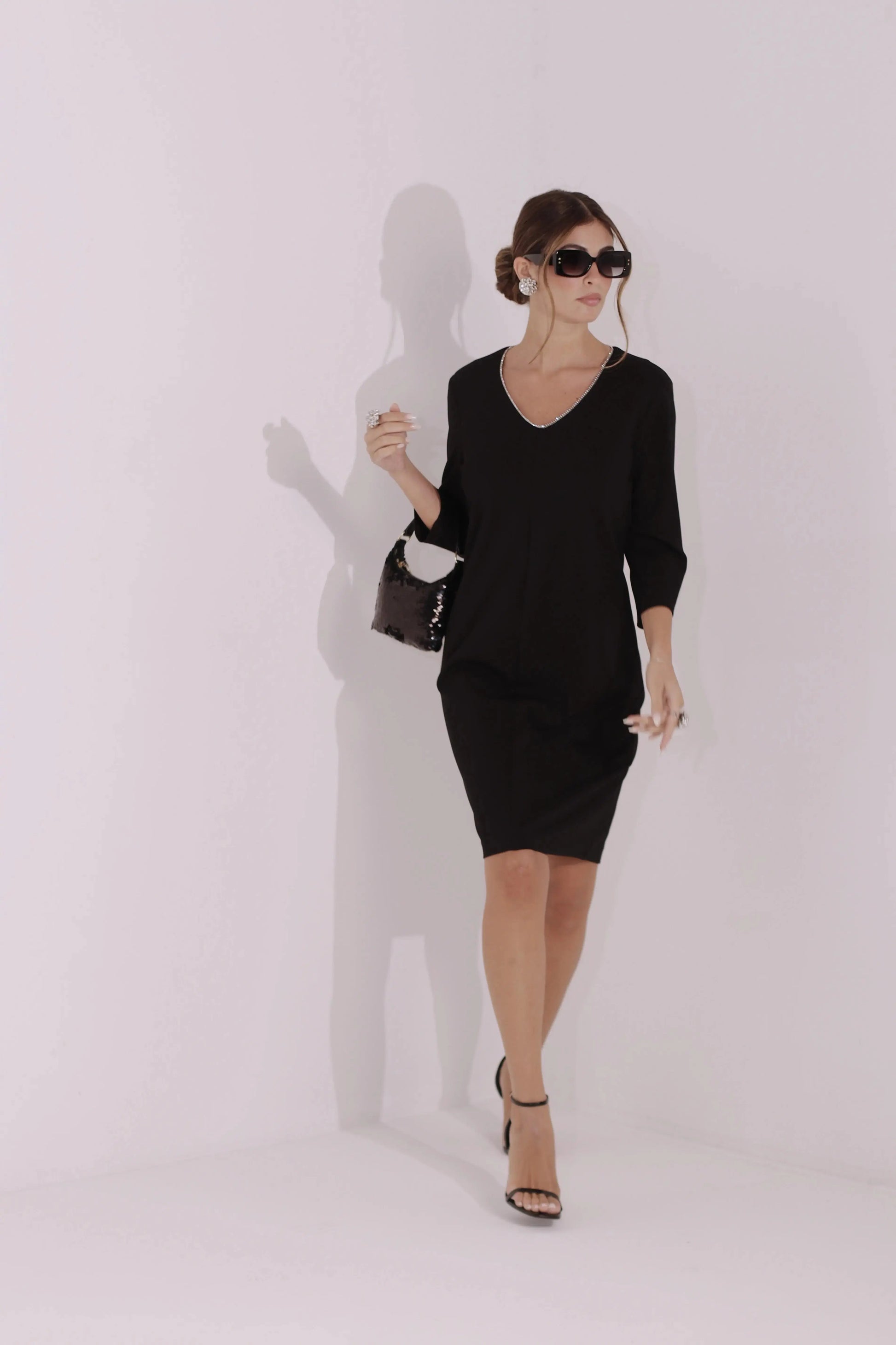 Abito scollo a "V" con ricamo di strass DORABELLA