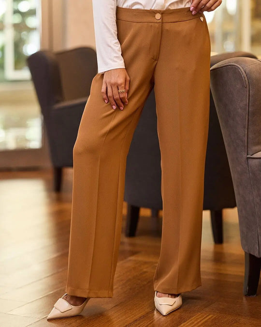 Pantalone a gamba dritta in crêpe elasticizzato tinta unita con bottone metallico. NOCE DORABELLA XXL