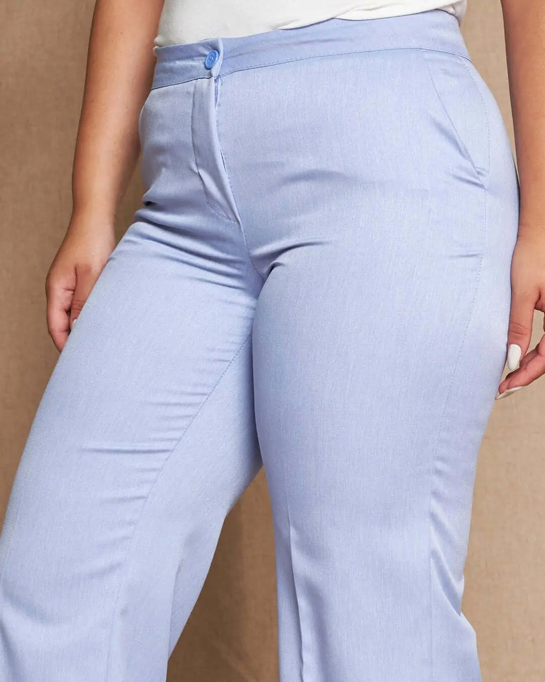 Pantalone a gamba dritta in tela elasticizzata tinta unita con maxi risvolto al fondo. CELESTE DORABELLA