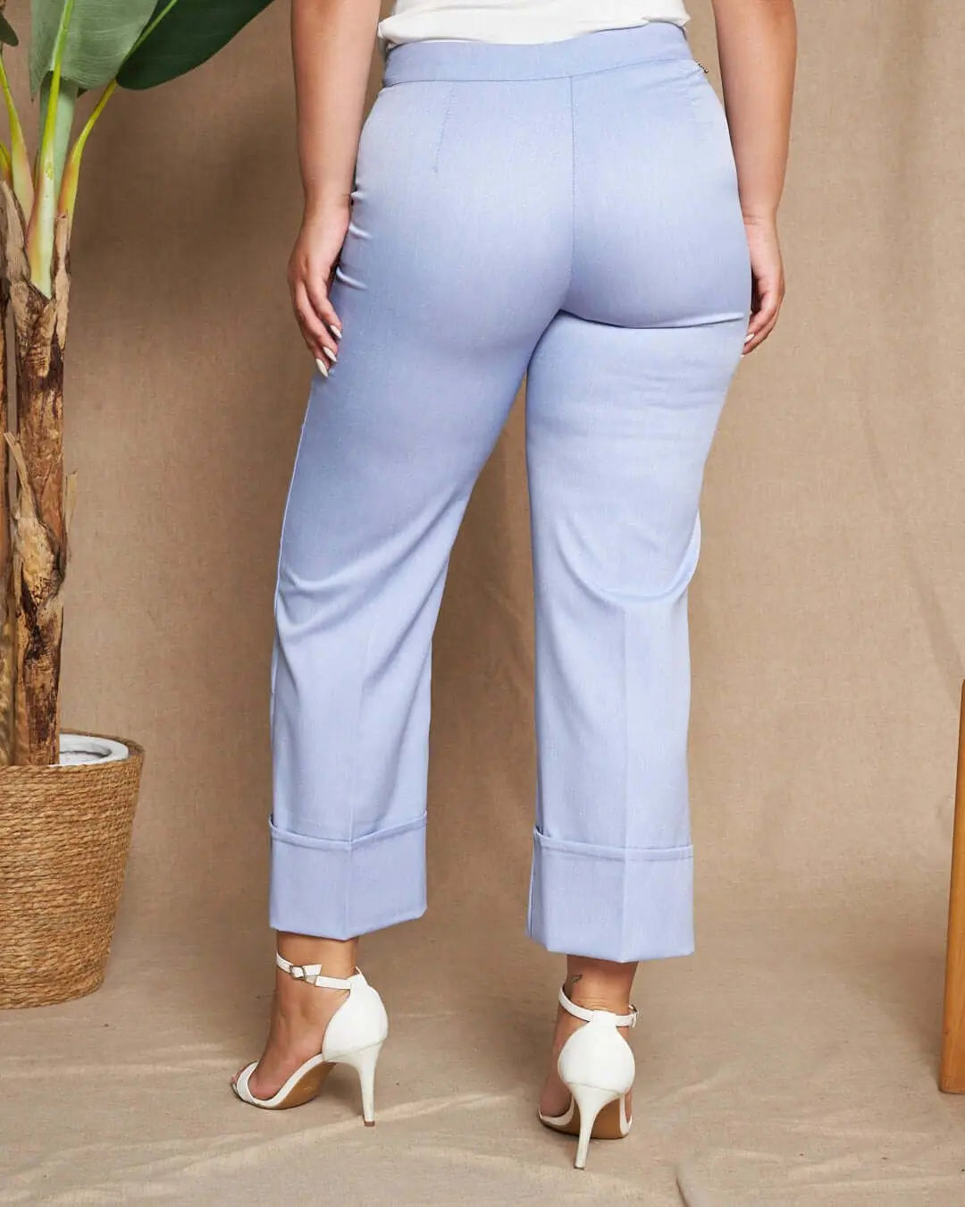 Pantalone a gamba dritta in tela elasticizzata tinta unita con maxi risvolto al fondo. CELESTE DORABELLA