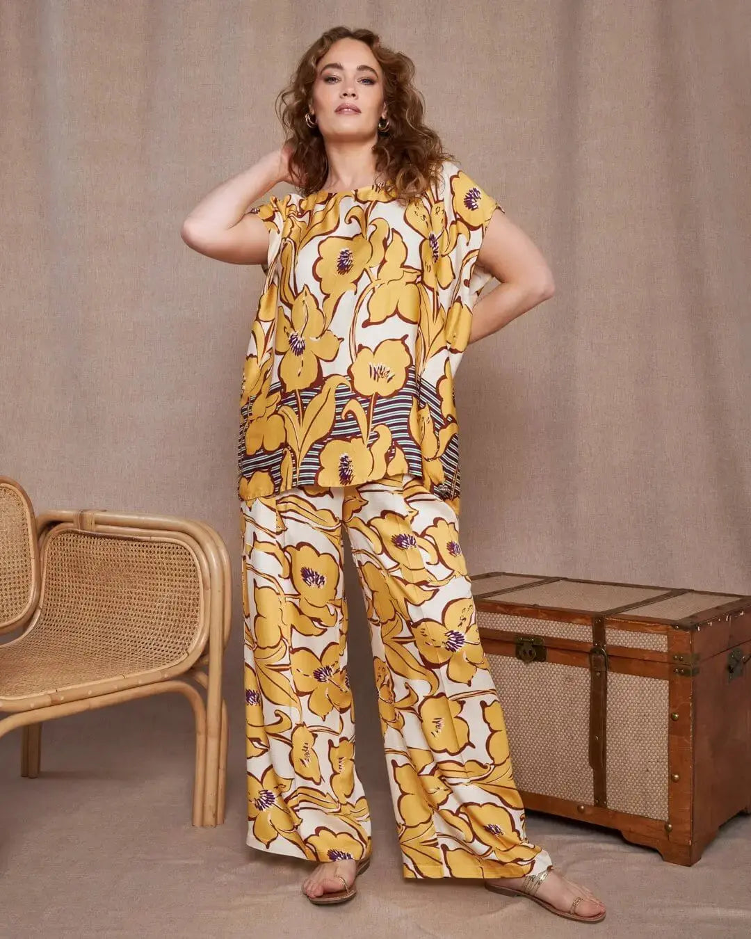 Pantalone a gamba larga in viscosa lucida con fantasia floreale OCRA DORABELLA PIU' 49