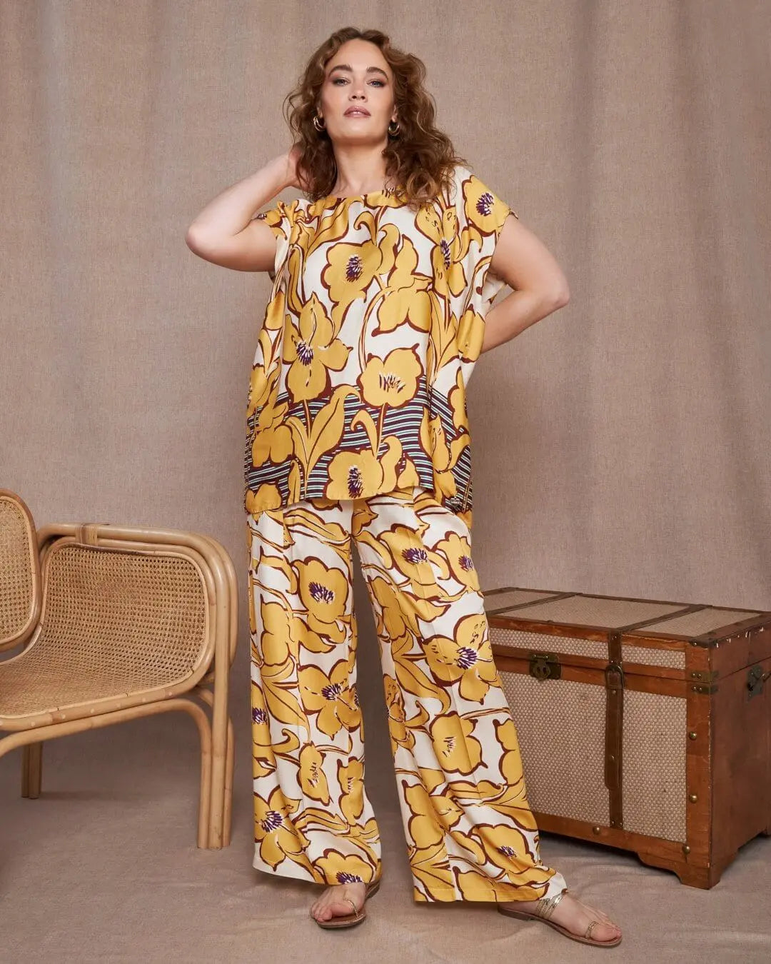 Pantalone a gamba larga in viscosa lucida con fantasia floreale OCRA DORABELLA PIU' 49