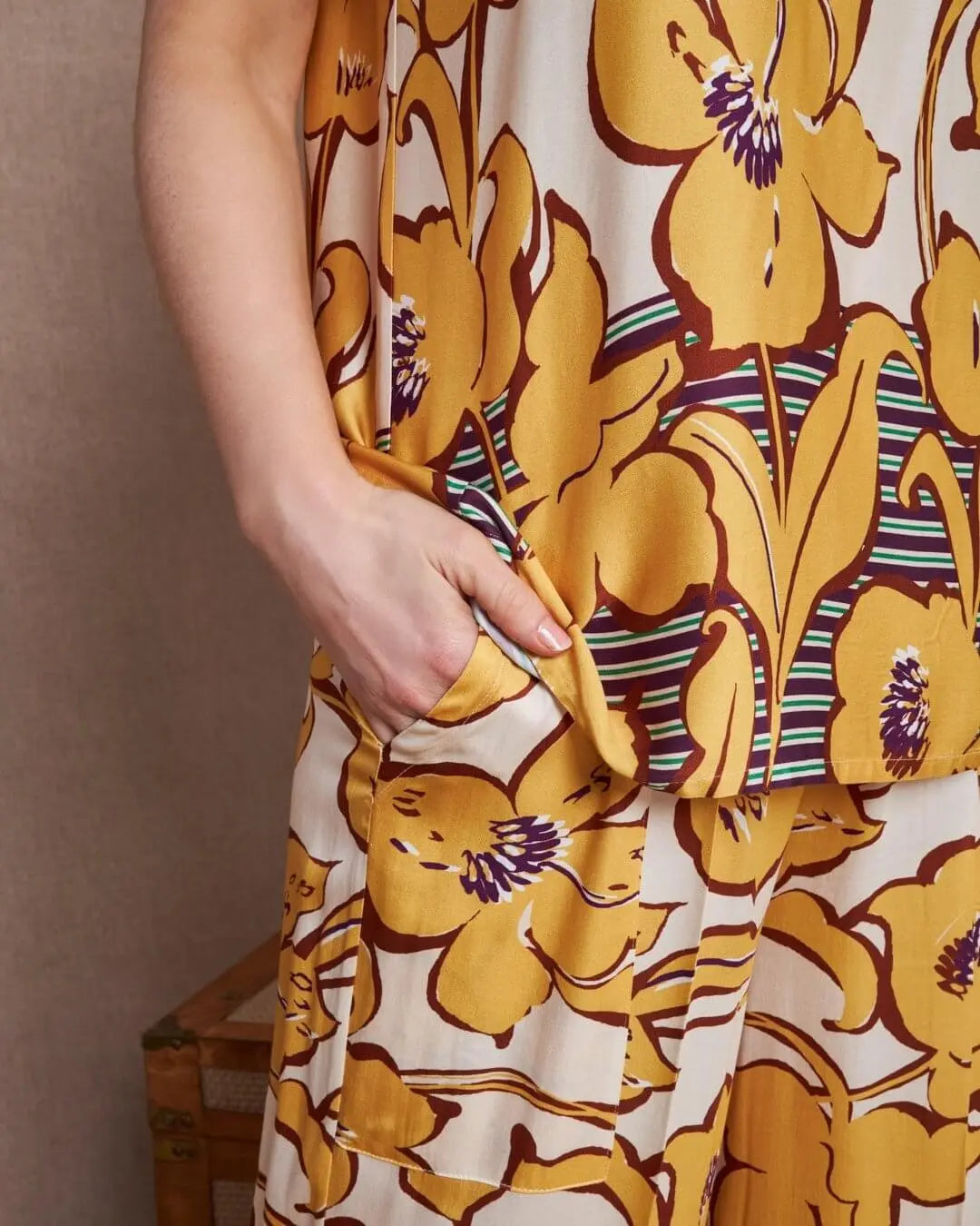 Pantalone a gamba larga in viscosa lucida con fantasia floreale OCRA DORABELLA PIU'