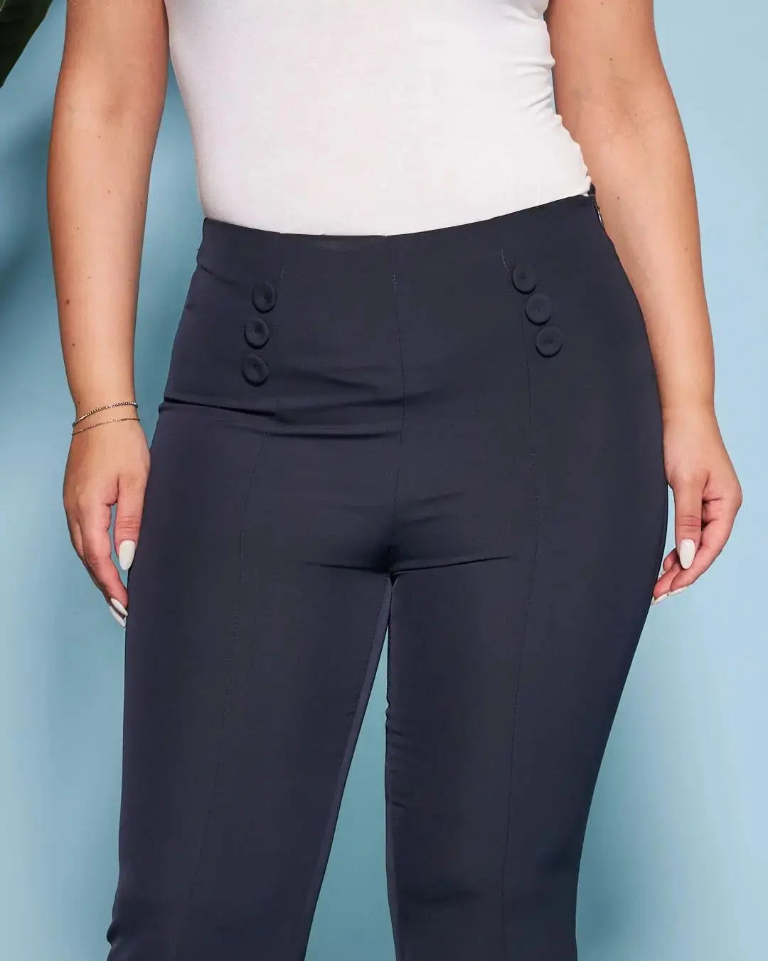 Pantalone a sigaretta in cady elasticizzato con bottoni in tinta DORABELLA