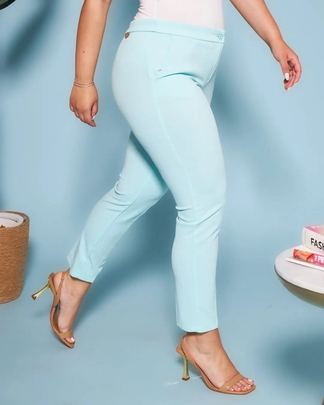 Pantalone a sigaretta in cady elasticizzato tinta unita. VERDE ACQUA DORABELLA