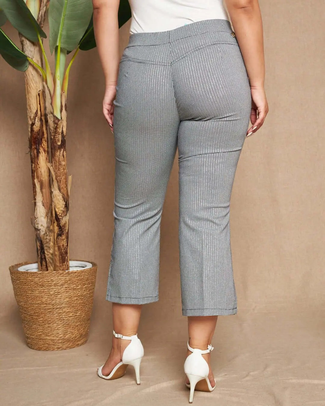 Pantalone capri zampetta in misto viscosa elasticizzata con fantasia maiolica. NERO-BIANCO DORABELLA