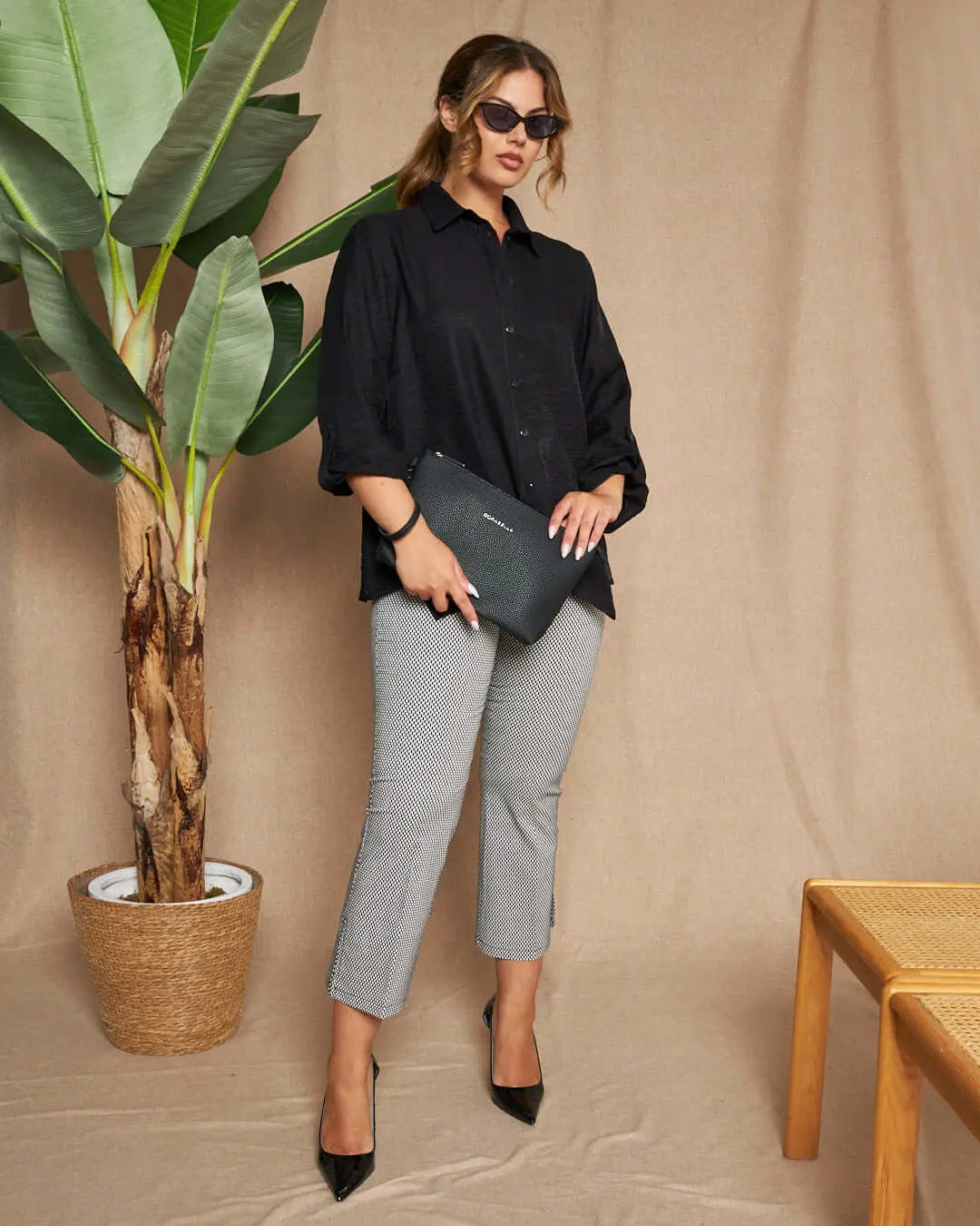 Pantalone capri zampetta in misto viscosa elasticizzata con fantasia maiolica. NERO DORABELLA