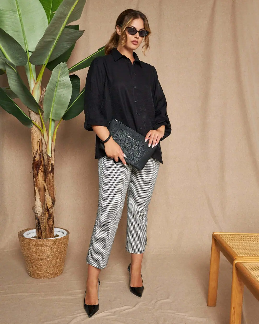 Pantalone capri zampetta in misto viscosa elasticizzata con fantasia maiolica. NERO DORABELLA 50