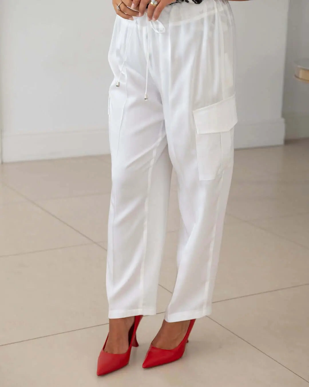 Pantalone cargo a gamba dritta in lyocell tinta unita con coulisse in vita. BIANCO DORABELLA