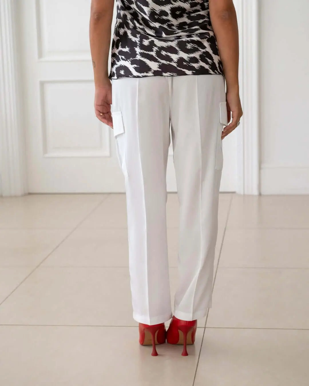 Pantalone cargo a gamba dritta in lyocell tinta unita con coulisse in vita. BIANCO DORABELLA