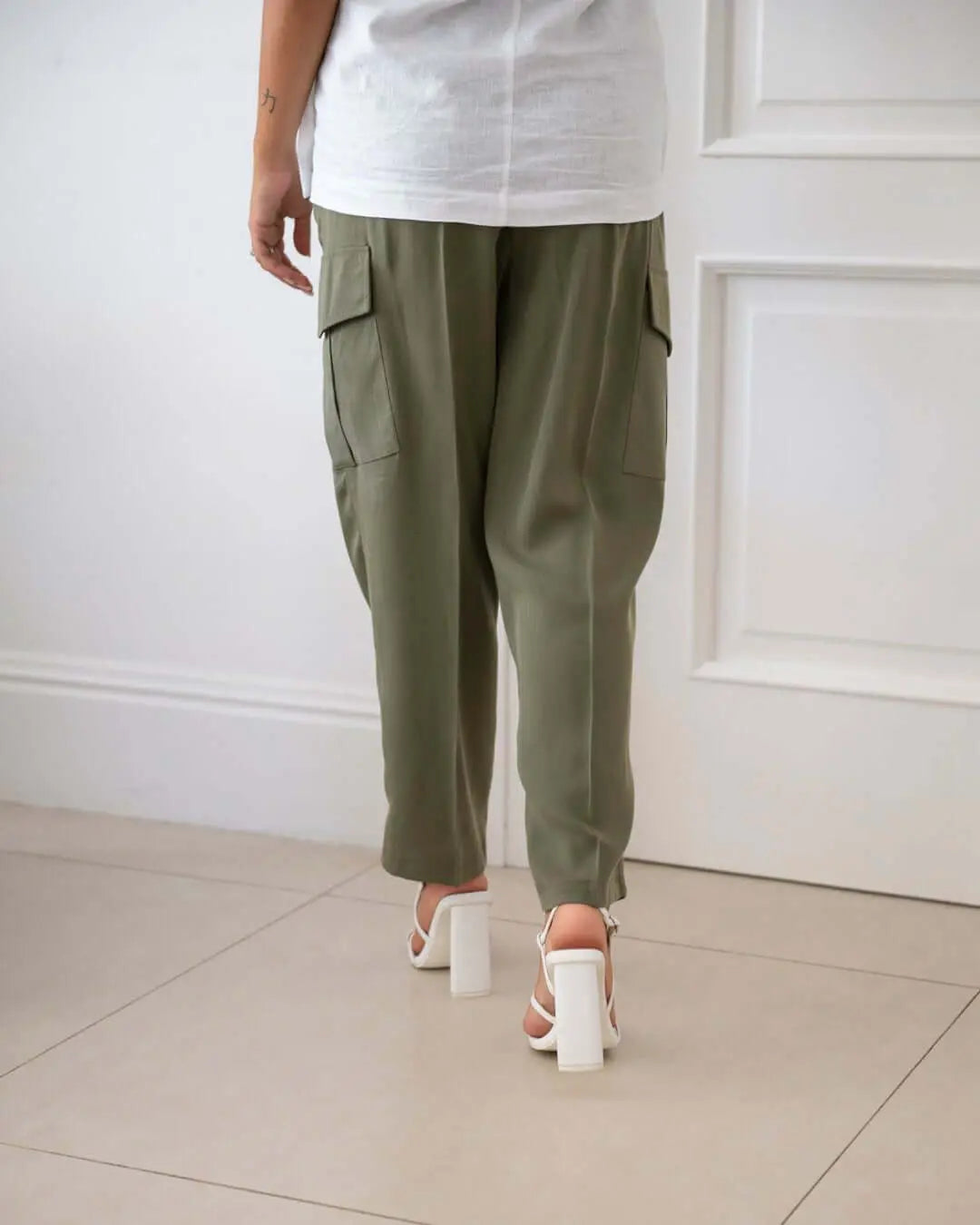 Pantalone cargo a gamba dritta in lyocell tinta unita con coulisse in vita. MILITARE DORABELLA