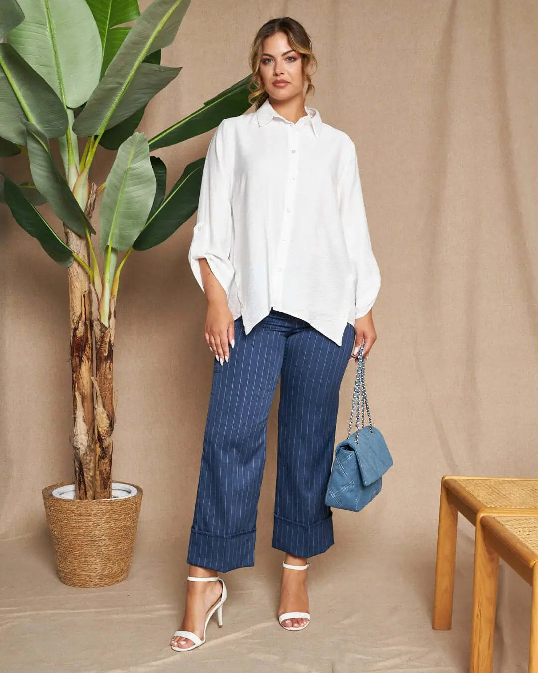 Pantalone gessato a gamba dritta in tela elasticizzata tinta unita con maxi risvolto al fondo. BLU DORABELLA 50