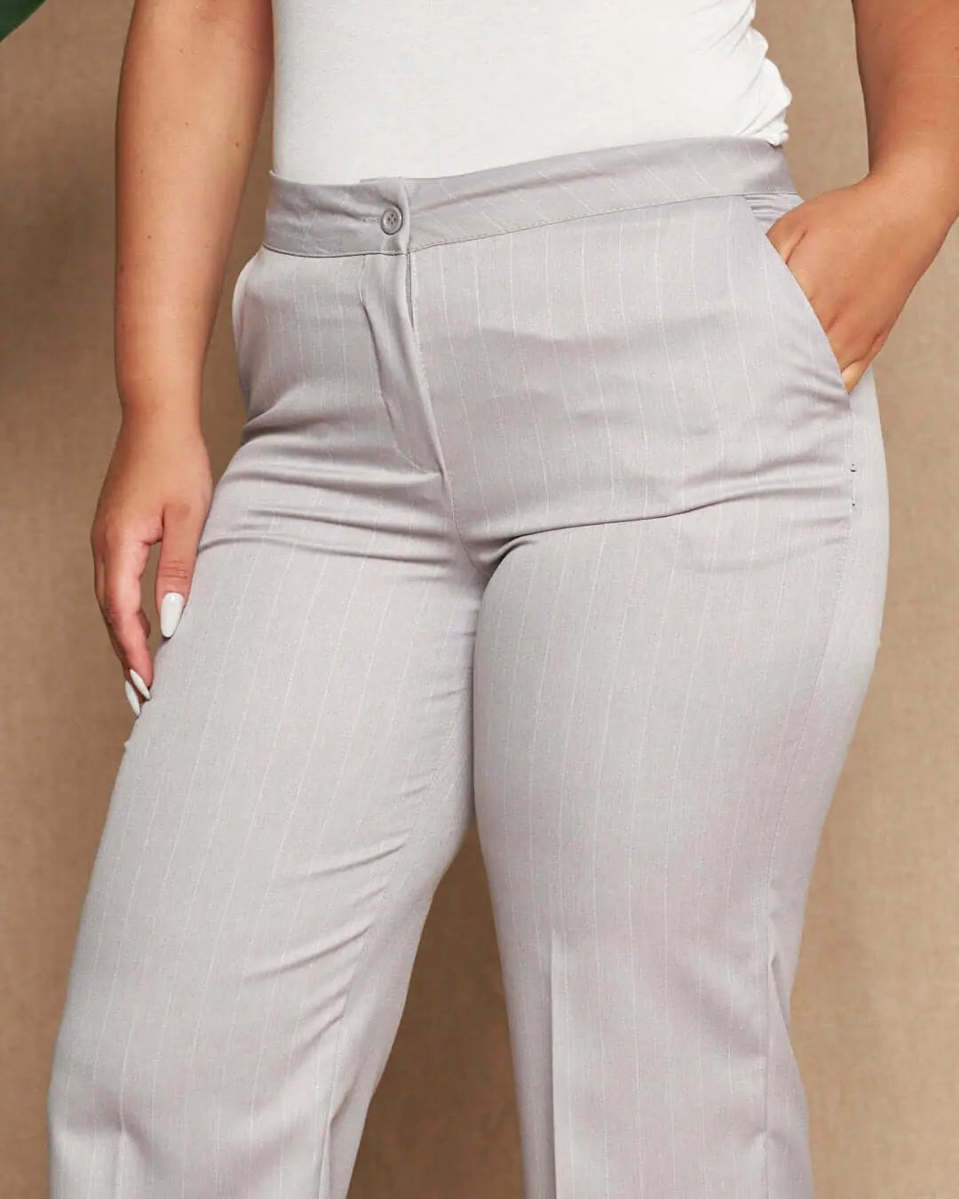 Pantalone gessato a gamba dritta in tela elasticizzata tinta unita con maxi risvolto al fondo. GRIGIO DORABELLA