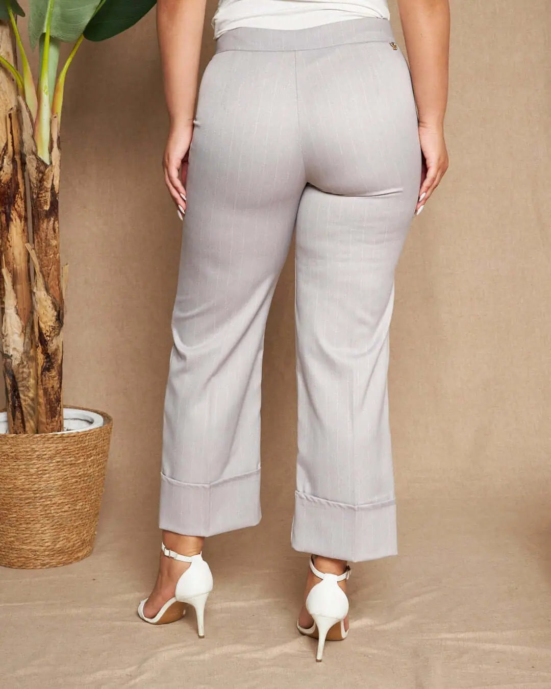 Pantalone gessato a gamba dritta in tela elasticizzata tinta unita con maxi risvolto al fondo. GRIGIO DORABELLA