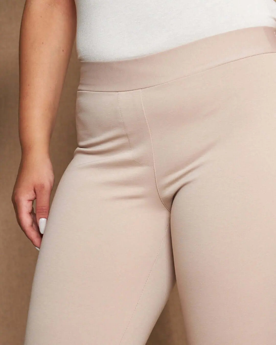 Pantalone skinny capri in jersey di misto cotone elasticizzato tinta unita con dettaglio bottoni. BEIGE DORABELLA