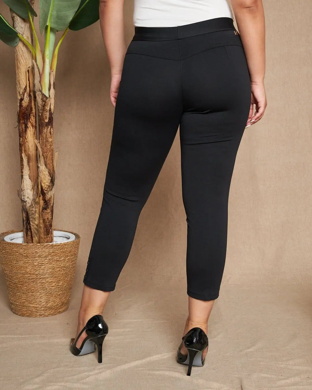 Pantalone skinny capri in jersey di misto cotone elasticizzato tinta unita con dettaglio bottoni. NERO DORABELLA