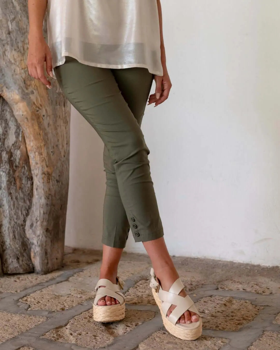Pantalone skinny capri in twill di misto viscosa elasticizzata tinta unita con dettaglio bottoni. MILITARE DORABELLA 52