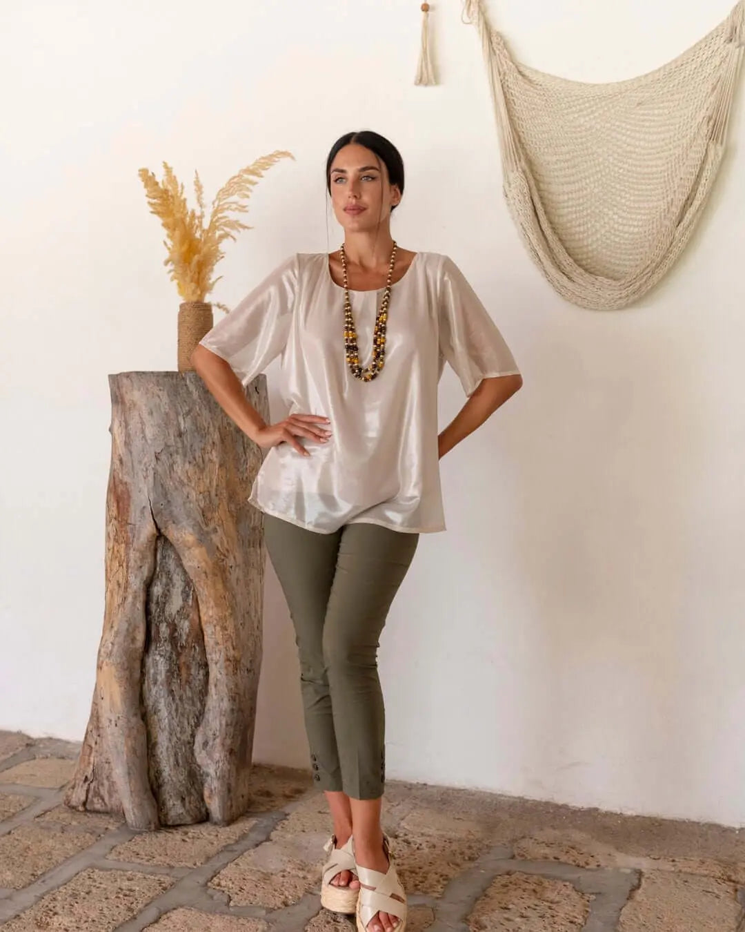 Pantalone skinny capri in twill di misto viscosa elasticizzata tinta unita con dettaglio bottoni. MILITARE DORABELLA