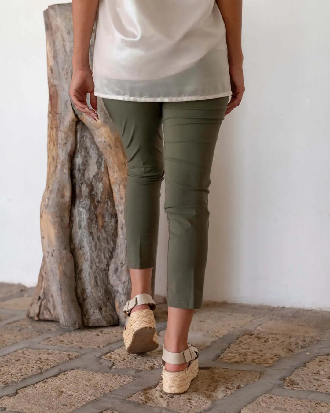 Pantalone skinny capri in twill di misto viscosa elasticizzata tinta unita con dettaglio bottoni. MILITARE DORABELLA