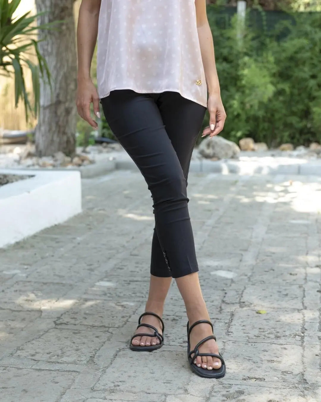 Pantalone skinny capri in twill di misto viscosa elasticizzata tinta unita con dettaglio bottoni. NERO DORABELLA 52