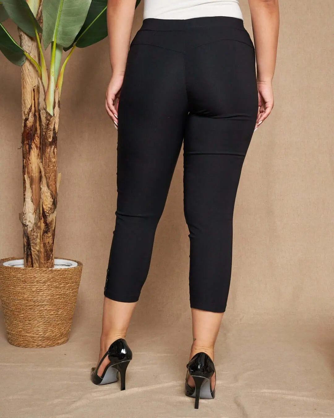Pantalone skinny capri in twill di misto viscosa elasticizzata tinta unita con dettaglio bottoni. NERO DORABELLA