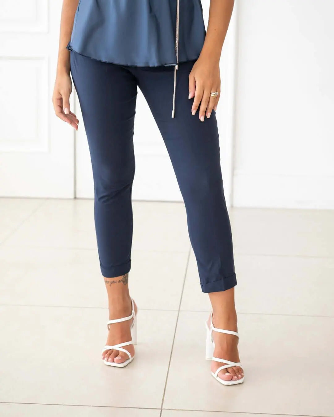 Pantalone skinny capri in twill di misto viscosa elasticizzata tinta unita con tasche all’american BLU DORABELLA 52
