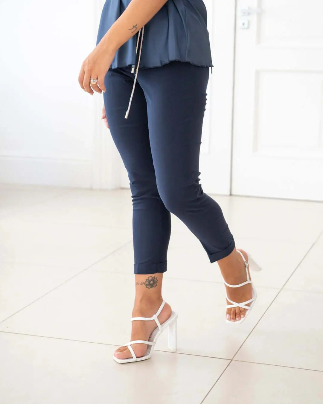 Pantalone skinny capri in twill di misto viscosa elasticizzata tinta unita con tasche all’american BLU DORABELLA