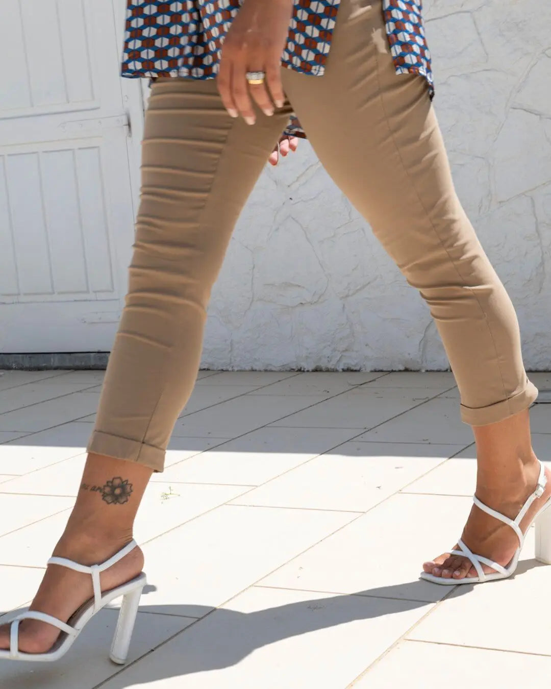 Pantalone skinny capri in twill di misto viscosa elasticizzata tinta unita con tasche all’american CAMMELLO DORABELLA