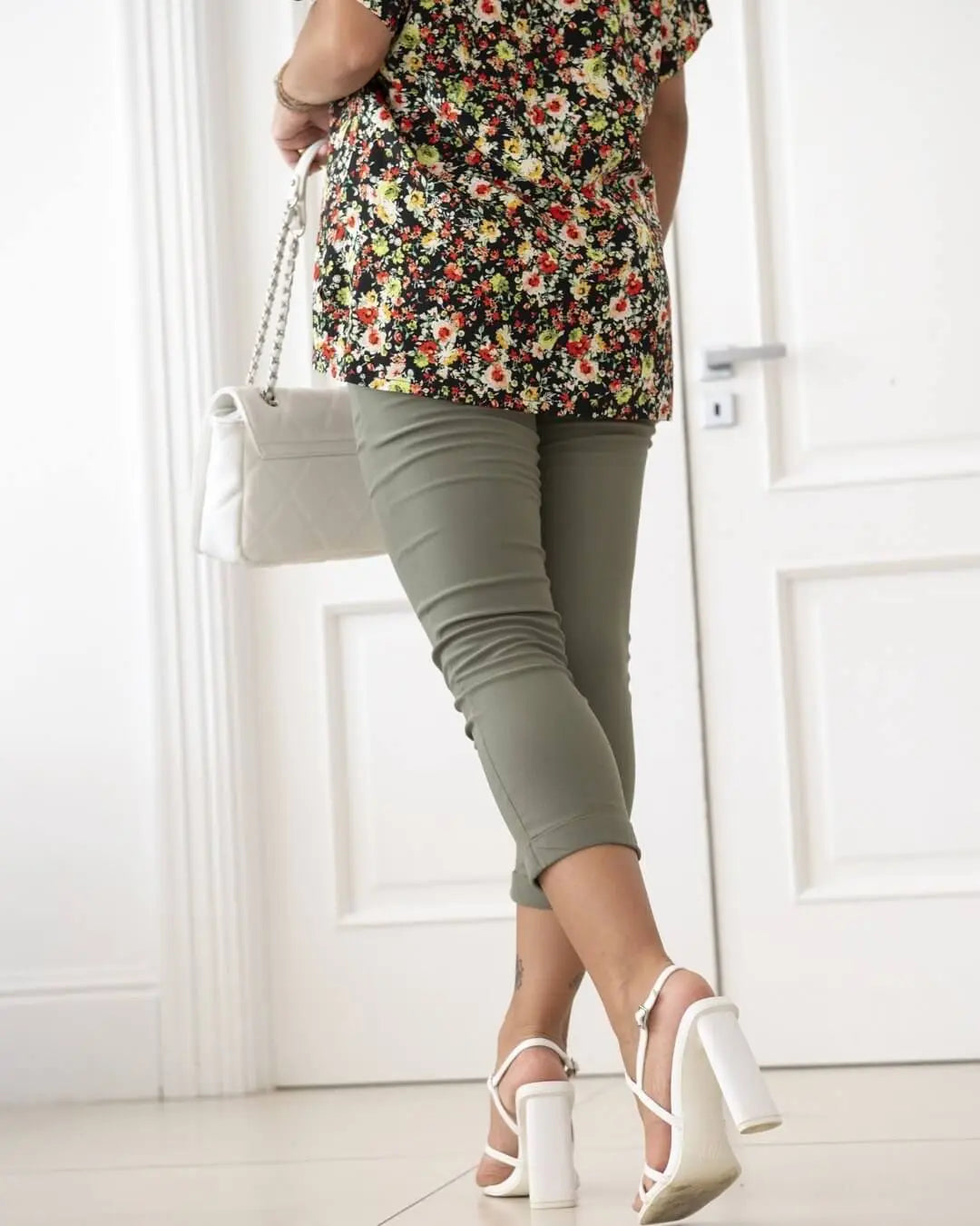 Pantalone skinny capri in twill di misto viscosa elasticizzata tinta unita con tasche all’american MILITARE DORABELLA