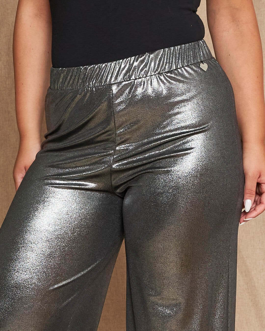 Pantapalazzo comodo in jersey lamé elasticizzato con medaglietta logo. ARGENTO DORABELLA