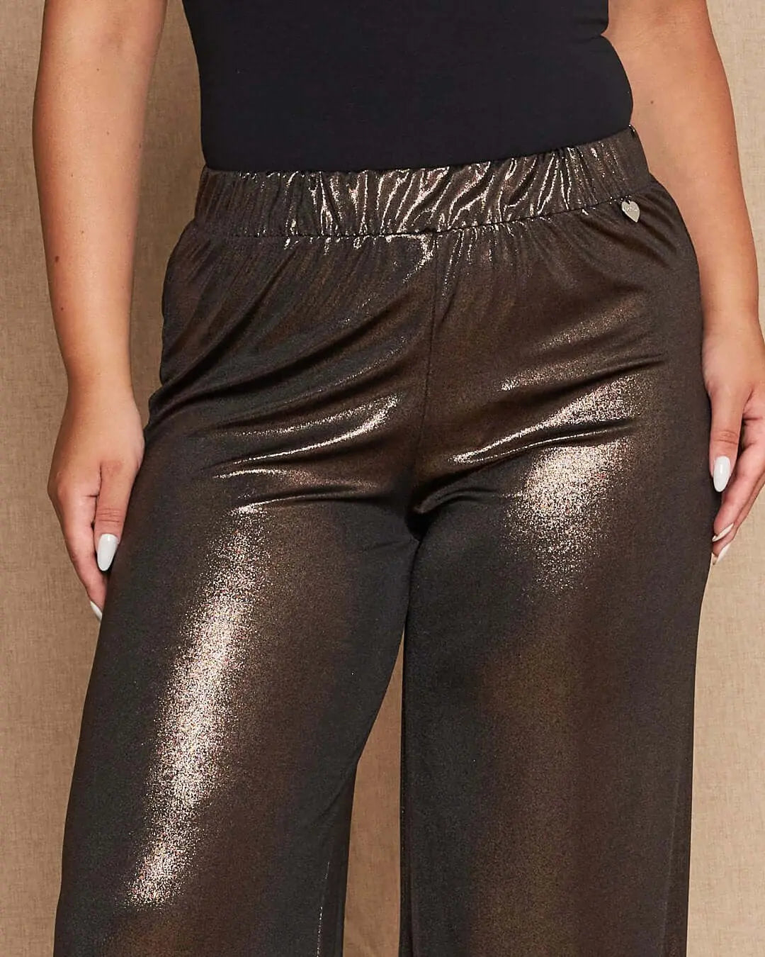 Pantapalazzo comodo in jersey lamé elasticizzato con medaglietta logo. MORO DORABELLA