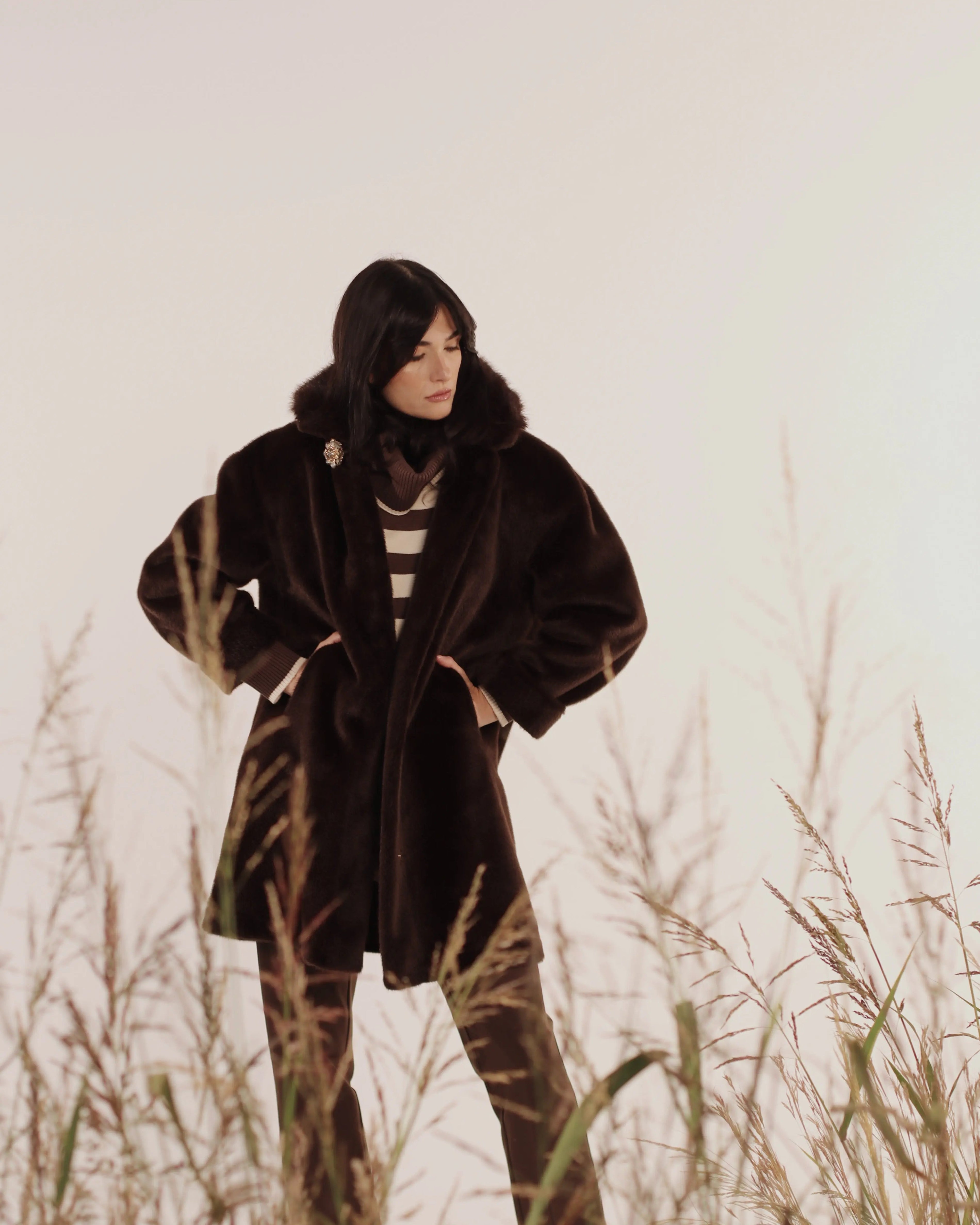 Pelliccia con bottone gioiello DORABELLA