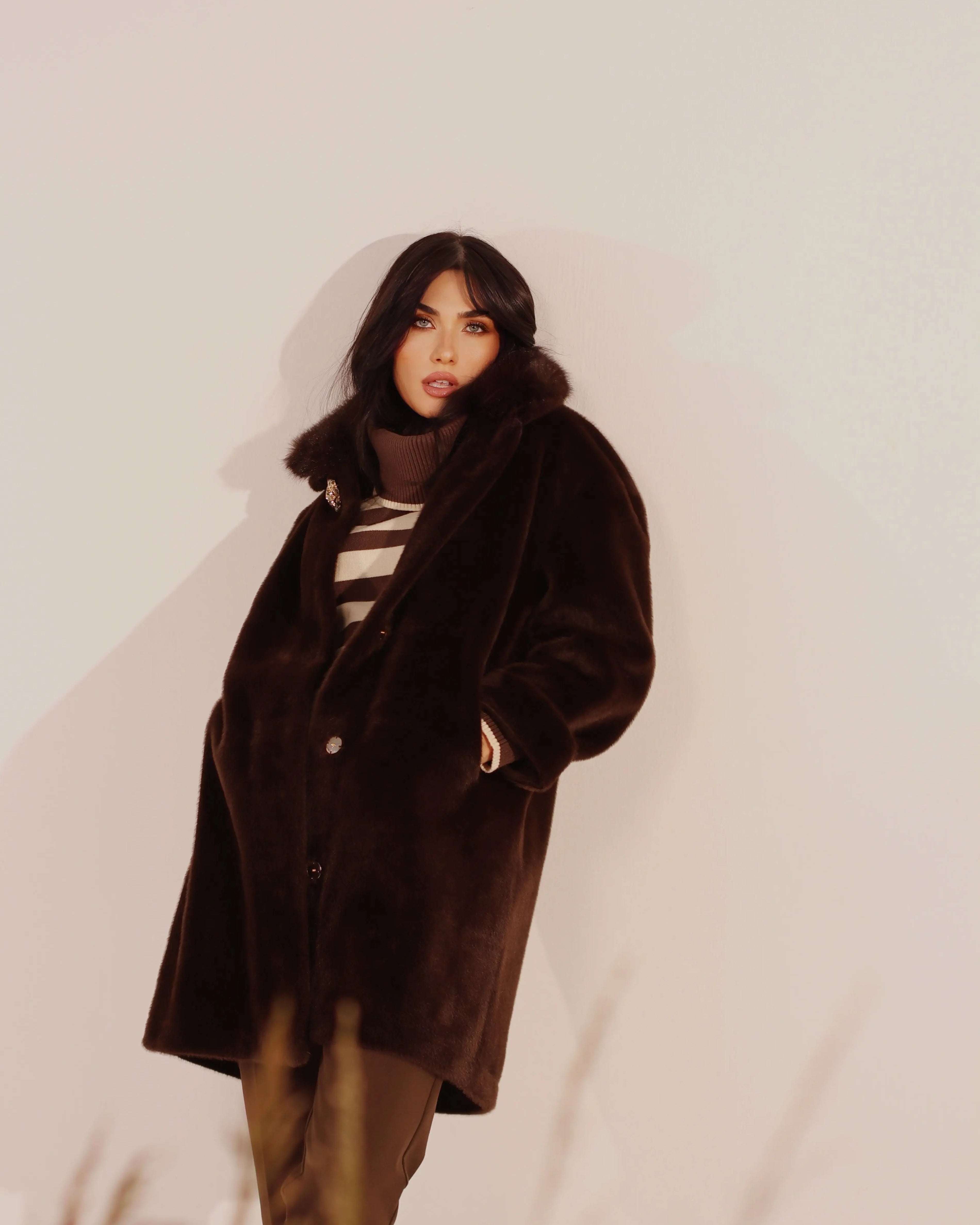 Pelliccia con bottone gioiello DORABELLA