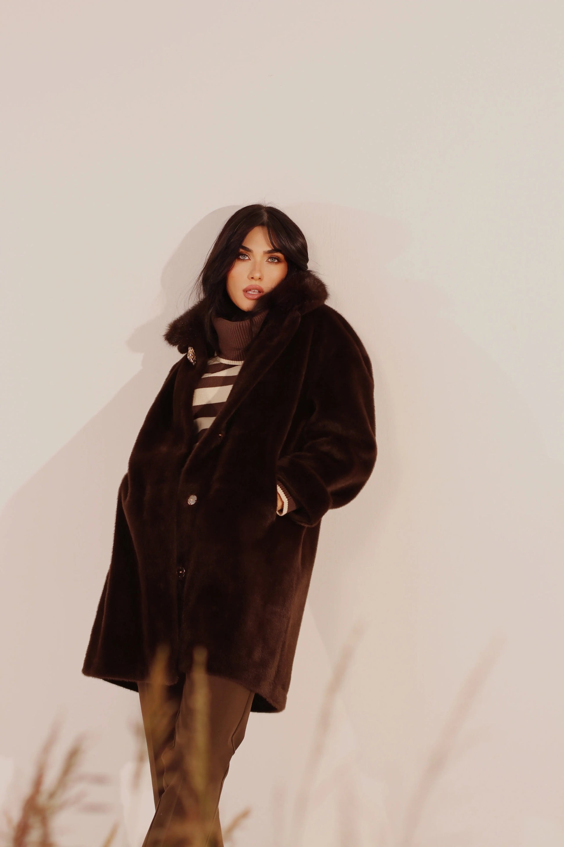 Pelliccia con bottone gioiello DORABELLA