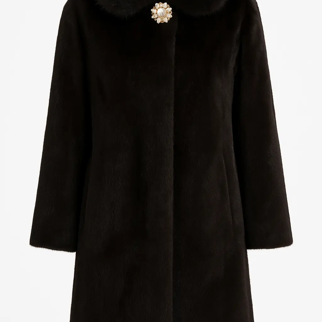 Pelliccia con bottone gioiello DORABELLA